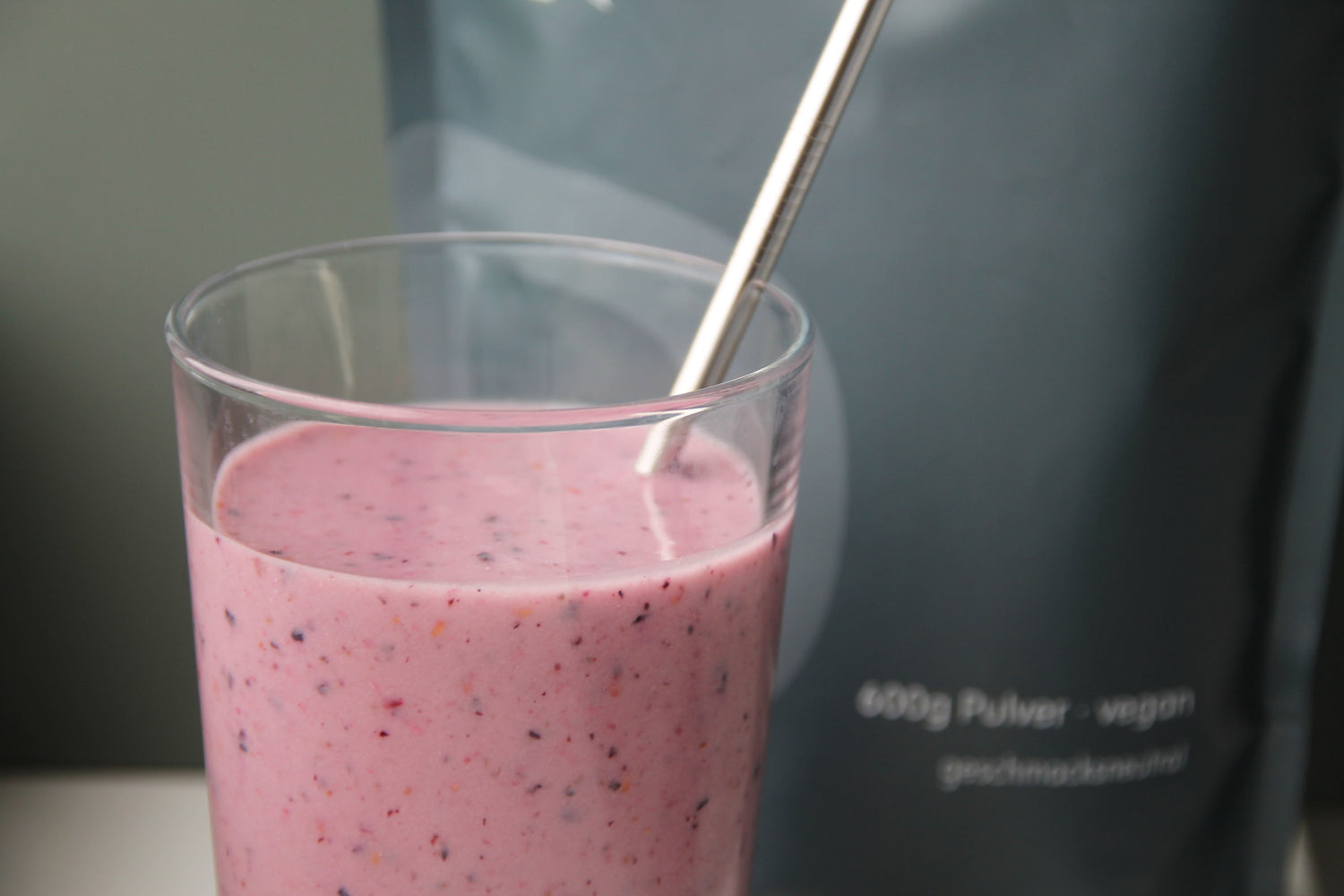 Rote-Beeren-Proteinshake mit Banane und ProteinAgil